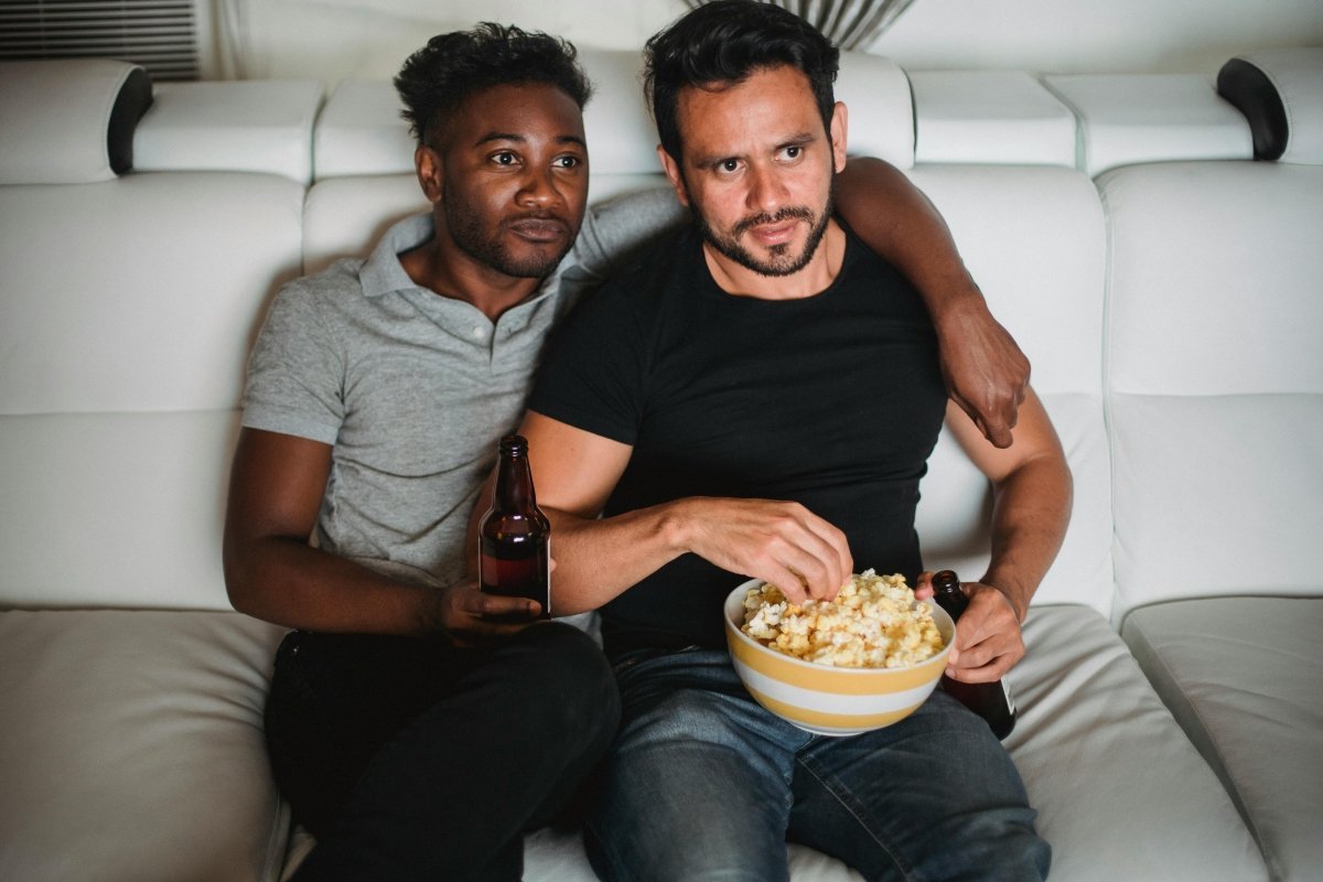 Couple eating popcorn | Duman Home