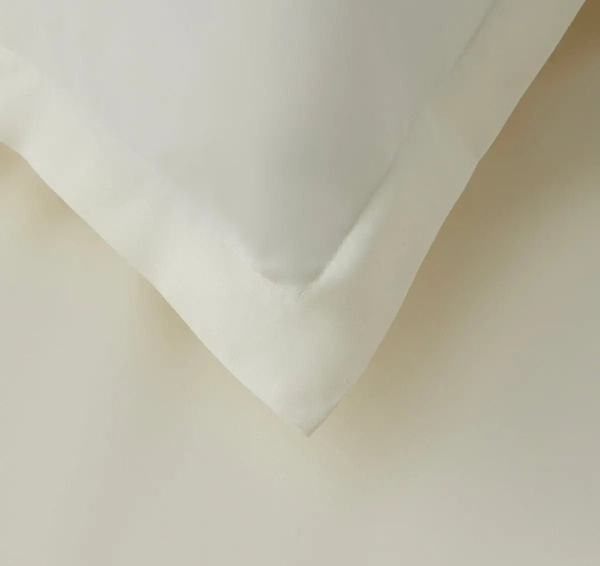 Ivory bedding detail pillow and sheett